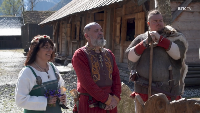 Le couple se présente devant le chef du village viking - Photo: NRK TV