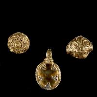Perles en or et pierres précieuses d'un collier découverts dans la tombe n°318 à Haithabu