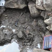 Norvège - Le squelette au fond du puits qui confirme la véracité des faits décrits dans la saga de Sverre - Photo: NIKU