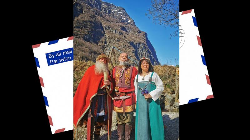 Carte postale de Norvège - Georg Hansen et les mariés, Thierry et Caroline, dans le village viking de Gudvangen - Photo: Thorvald Hrolfr / Montage: Idavoll