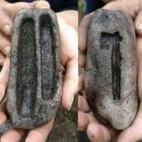 Danemark - Moules taillés dans la stéatite pour la fabrication de lingots et amulettes en forme de hache découverts à Ribe - Photo: Sydvestjyske Museer