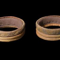 Danemark - Paire de poignets avec galons tissés de soie, découverte dans la tombe de Bjerringhøj, à Mammen - Photo: R. Fortuna / Musée national du Danemark