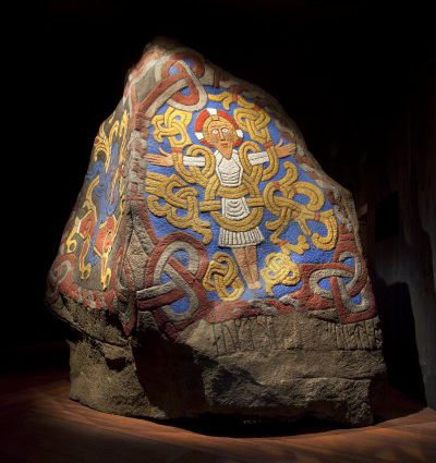 Une réplique de la pierre de Jelling, qui était probablement peinte à l'origine, réalisée par le Nationalmuseet