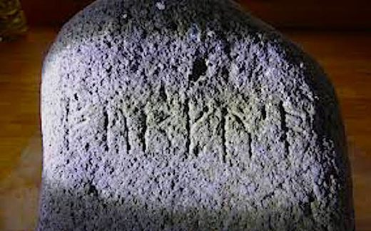 Dilemme sur l'authenticite d'une inscription runique en Ecosse