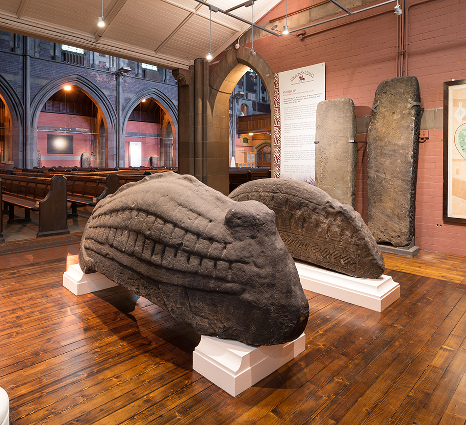 Ecosse - Les hogbacks, ou pierres tombales vikings, exposées dans l'Eglise de Govan - Photo: Tom Manley