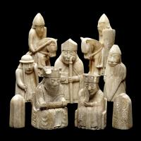 Ensemble de pièces et de figurines en ivoire de morse du jeu d'échecs de Lewis, datant du XIIème siècle