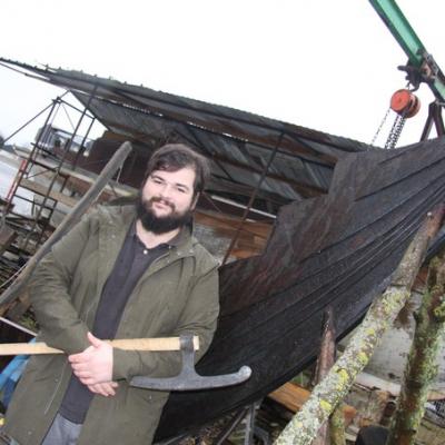 Damien Bouet et le navire viking en construction - Photo Ouest France