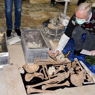 France - Le professeur Per Holck de l'Université d'Oslo examine les squelettes des présumés ducs de Normandie - Photo: Vegard Strømsodd