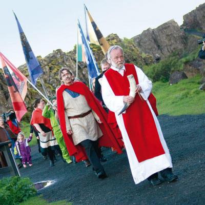 Hilmar Örn Hilmarsson et des membres de l'association Asatru lors d'une procession dans le parc national Thingvellir - Photo:  Silke Schurak pour Reuters