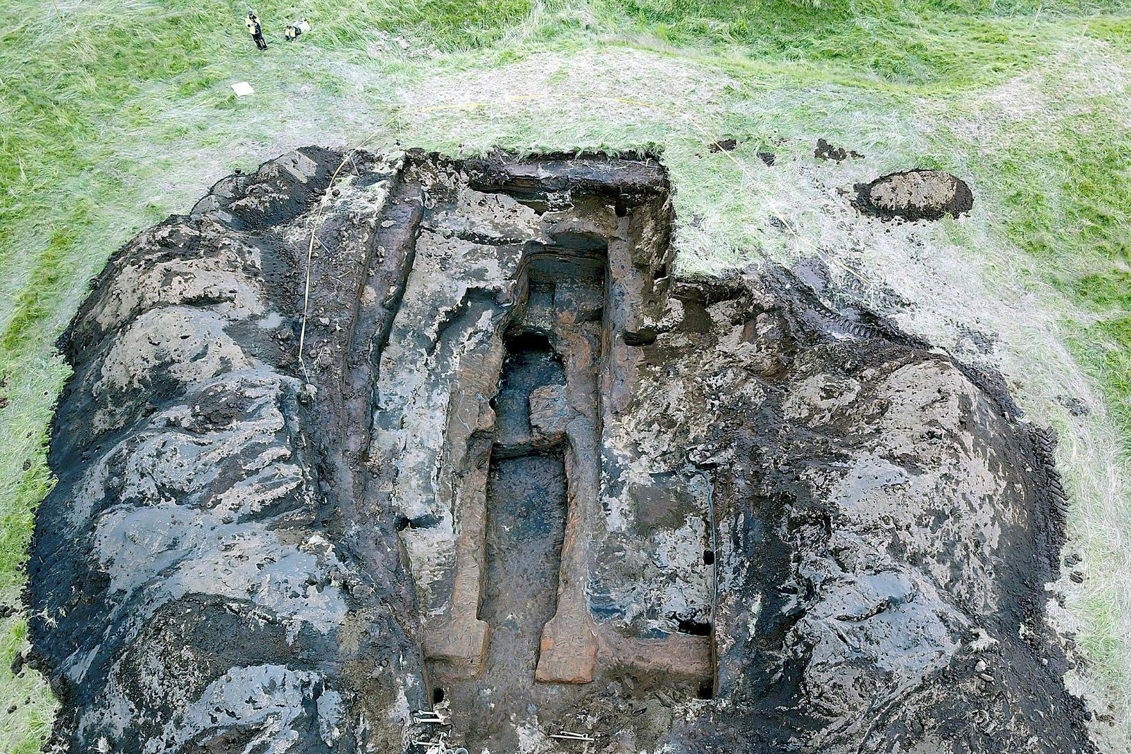 Islande - Vue aérienne des fouilles menées à Oddi, avec l'entrée de la grande grotte artificielle de l'Âge Viking, creusée vers 950 de notre ère - Photo: Kristborg Þórsdóttir