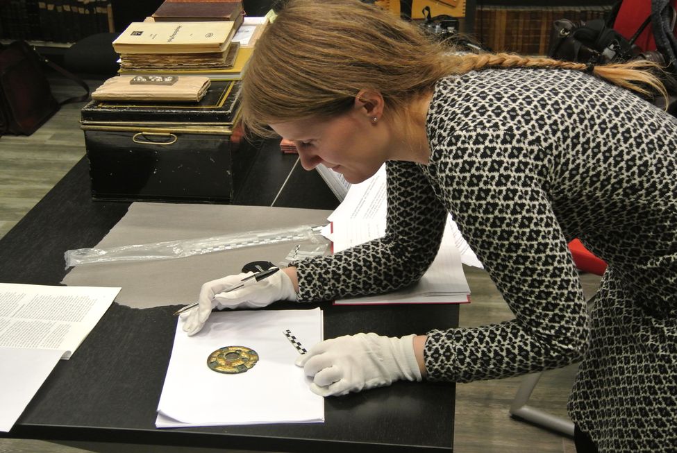 Aina Margrethe Heen Pettersen examine un des objets découverts à Vang - Photo: Opdalingen