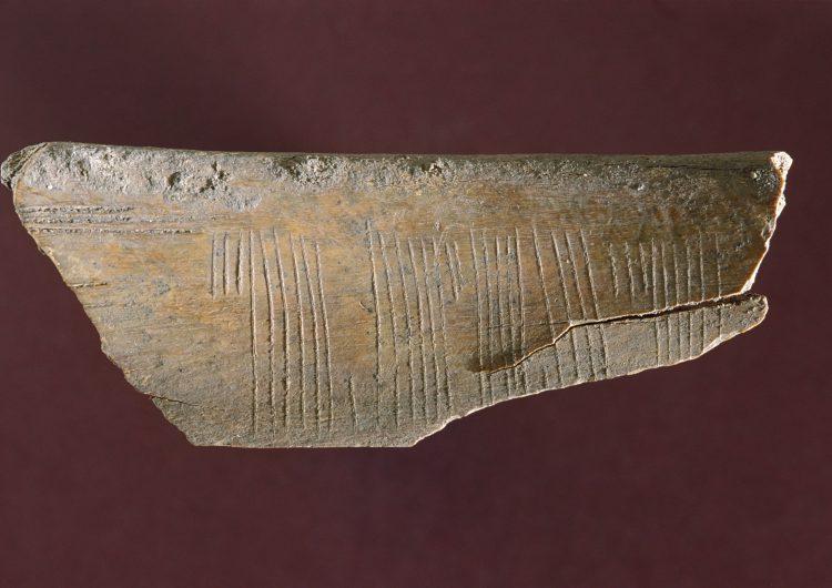 Norvège - Embrasse-moi écrit en code Jötunvillur sur un os découvert à Sigtuna - Photo: Musée de Sigtuna
