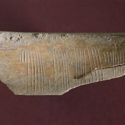 Norvège - Embrasse-moi écrit en code Jötunvillur sur un os découvert à Sigtuna - Photo: Musée de Sigtuna