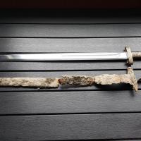 Norvège - En bas, l'épée viking découverte à Tvedestrand, en haut la réplique de l'épée de Snartemos trouvée en 1933 dans le comté d'Agder - Photo: Glenn Haakon
