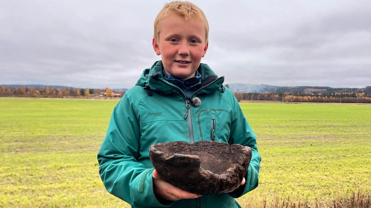 Norvège - Erik Briskerud, 10 ans, et sa découverte: un bol en bois de l'Âge Viking - Photo: Vibecke Wold Haagensen/ NRK