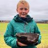 Norvège - Erik Briskerud, 10 ans, et sa découverte: un bol en bois de l'Âge Viking - Photo: Vibecke Wold Haagensen/ NRK