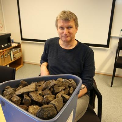 Geir Grønnesby, archéologue du NTNU, et les pierres utilisées pour brasser la bière - photo: Nancy  Bazilchuk