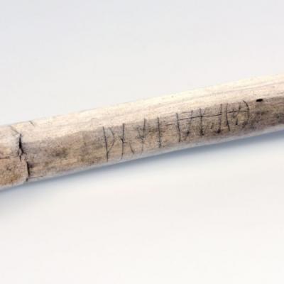 Un bâton de marche cassé avec inscription runique - photo par Vegard Vike pour le Musée d'Histoire culturelle de Norvège
