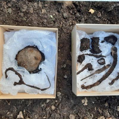 Norvège - Une partie des artefacts de la tombe viking découverte à Oslo. À gauche, le umbo de bouclier et la broche penannulaire - Photo: Byantikvaren i Oslo