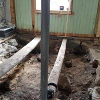 Mai - La tombe d'un homme de l'Âge Viking a été découverte par hasard lors de travaux de rénovation dans le comté de Nordland, en Norvège. Dans quel lieu insolite se trouve-t-elle?