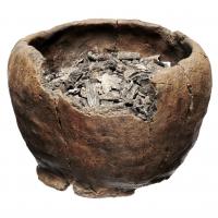 Restes humains et animaux incinérés et déposés dans une poterie. Tombe de Tureberg, Uppland - Photo: Ola Myrin / Musée historique de Stockholm