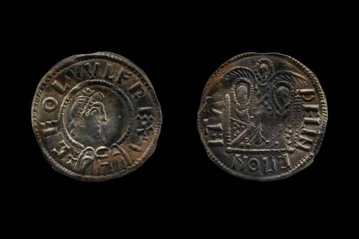 Royaume-uni - Le 'penny aux Deux empereurs', une pièce d'une grande valeur découverte par les détectoristes - Photo: Police de West Mercia