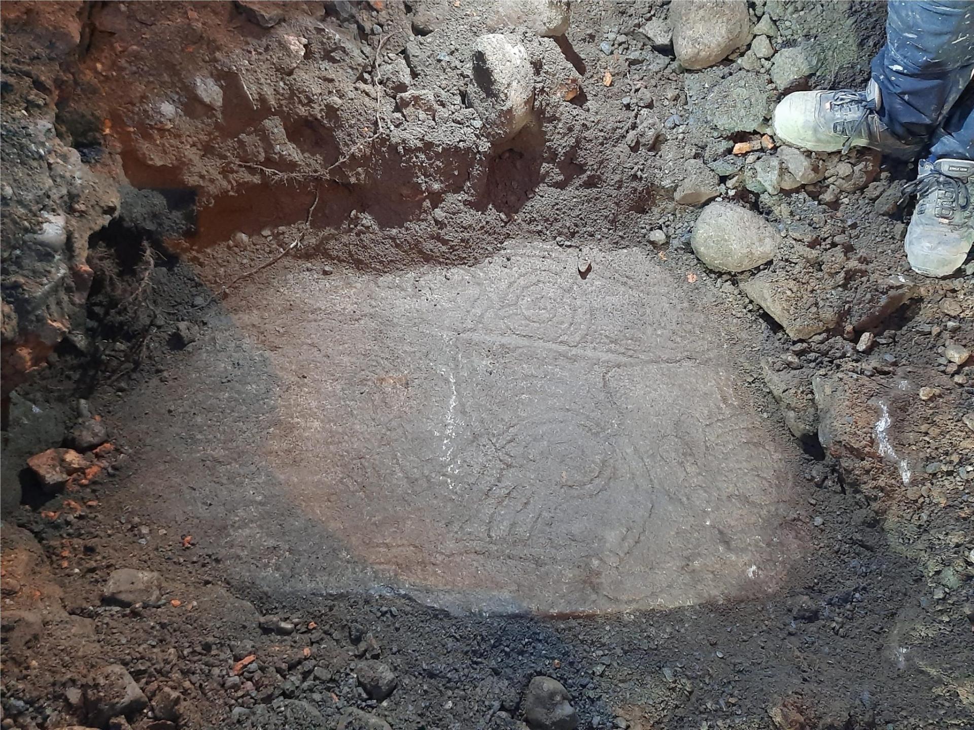 Suède - Découverte de la pierre historiée DR 285, appartenant au monument de Hunnestad - Photo Arkeologerna