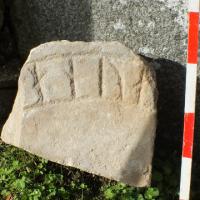 Suède- Le fragment de pierre runique en calcaire découvert à l'église de Lena - Photo: Hans Göthberg / Uppland Museum