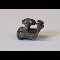 Une amulette en forme de trône avec des corbeaux  découverte à Lolland, Danemark